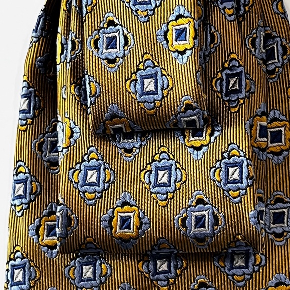 Up-cycled Woman Necktie With Vintage Gold Tone Domed Center Flower Brooch - Picture 8 of 15